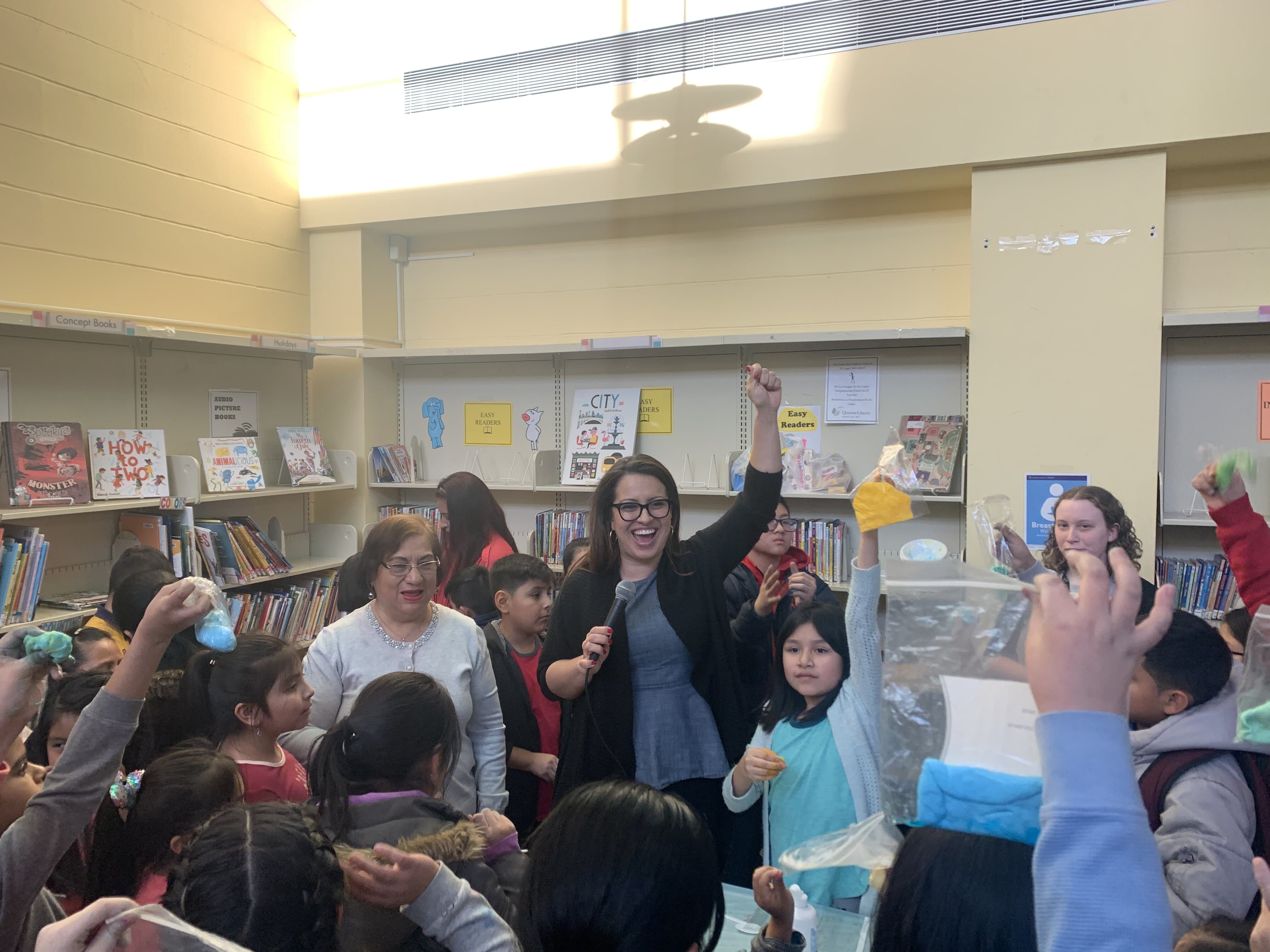 Assemblywoman Cruz joins kids at Corona Library to make slime.