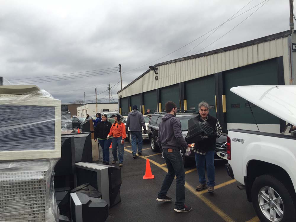 Assemblyman Stirpe unloads electronics at an e-recycling event he sponsored at the North Syracuse Central School District Bus Complex. Over 200,000 pounds of electronics were recycled.